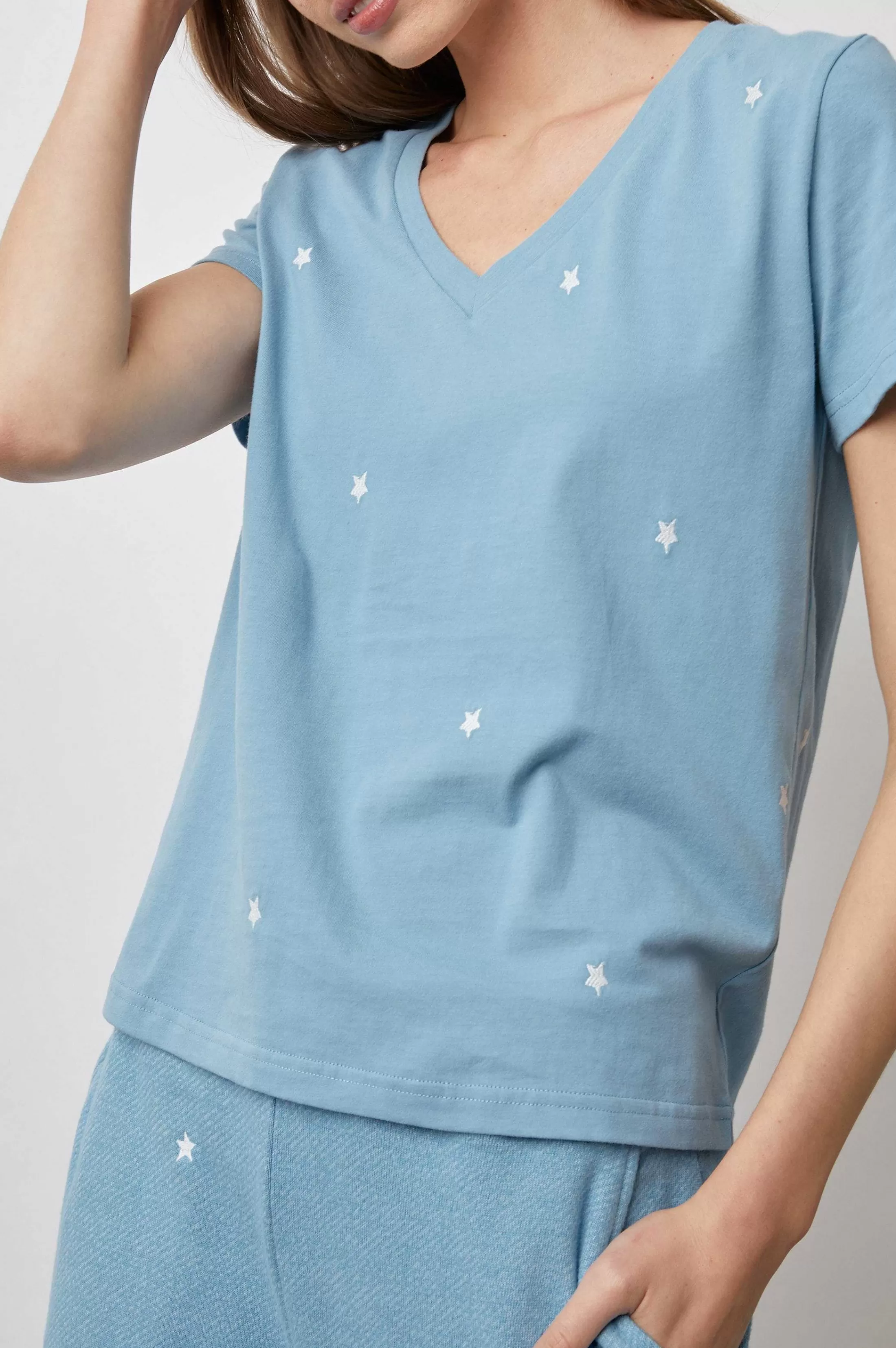 Bovenkanten-Rails Het Cara T-Shirt Met V-Hals - Aqua-Sterren