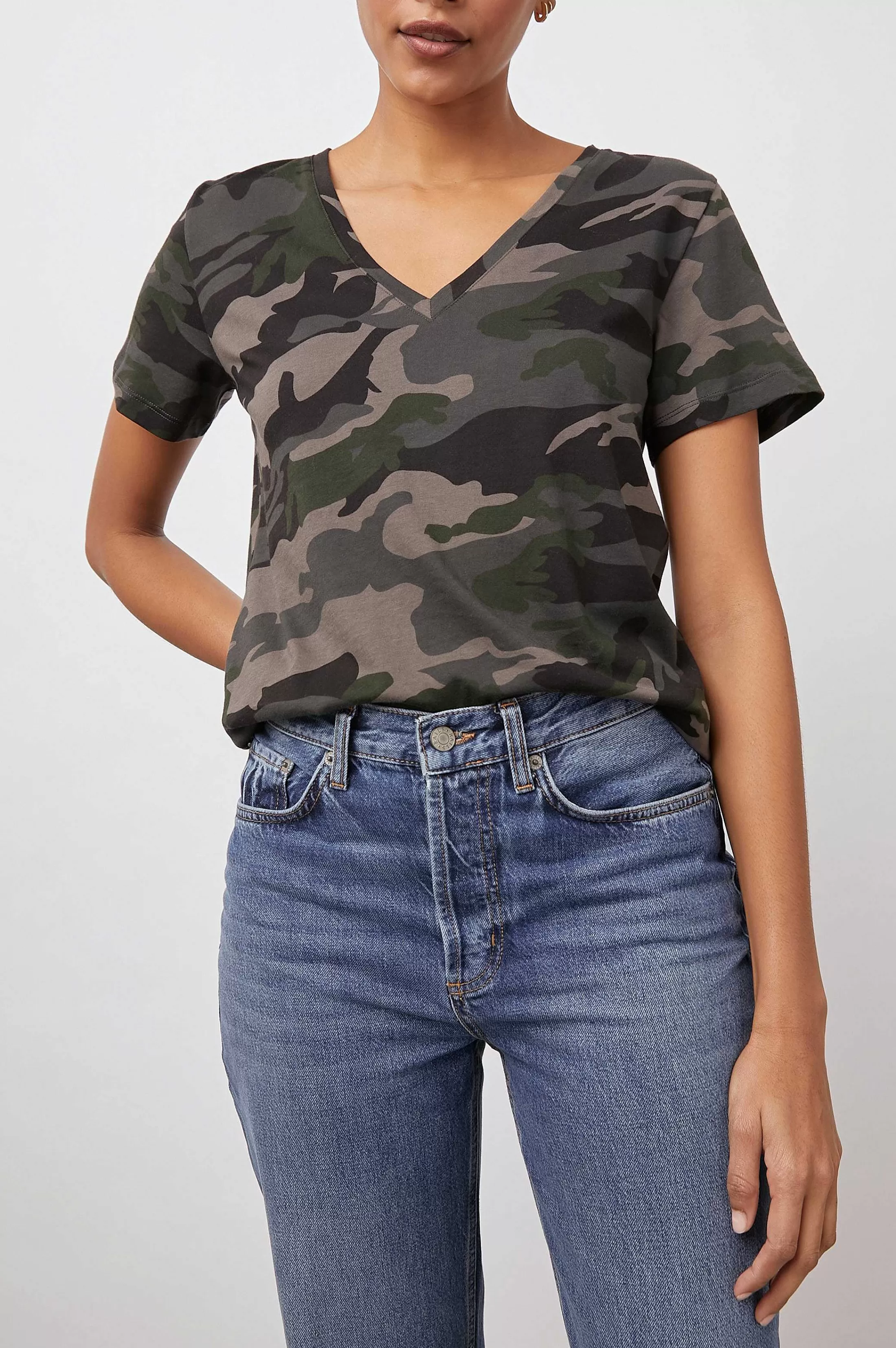 Bovenkanten-Rails Het Cara T-Shirt Met V-Hals - Bos Camo