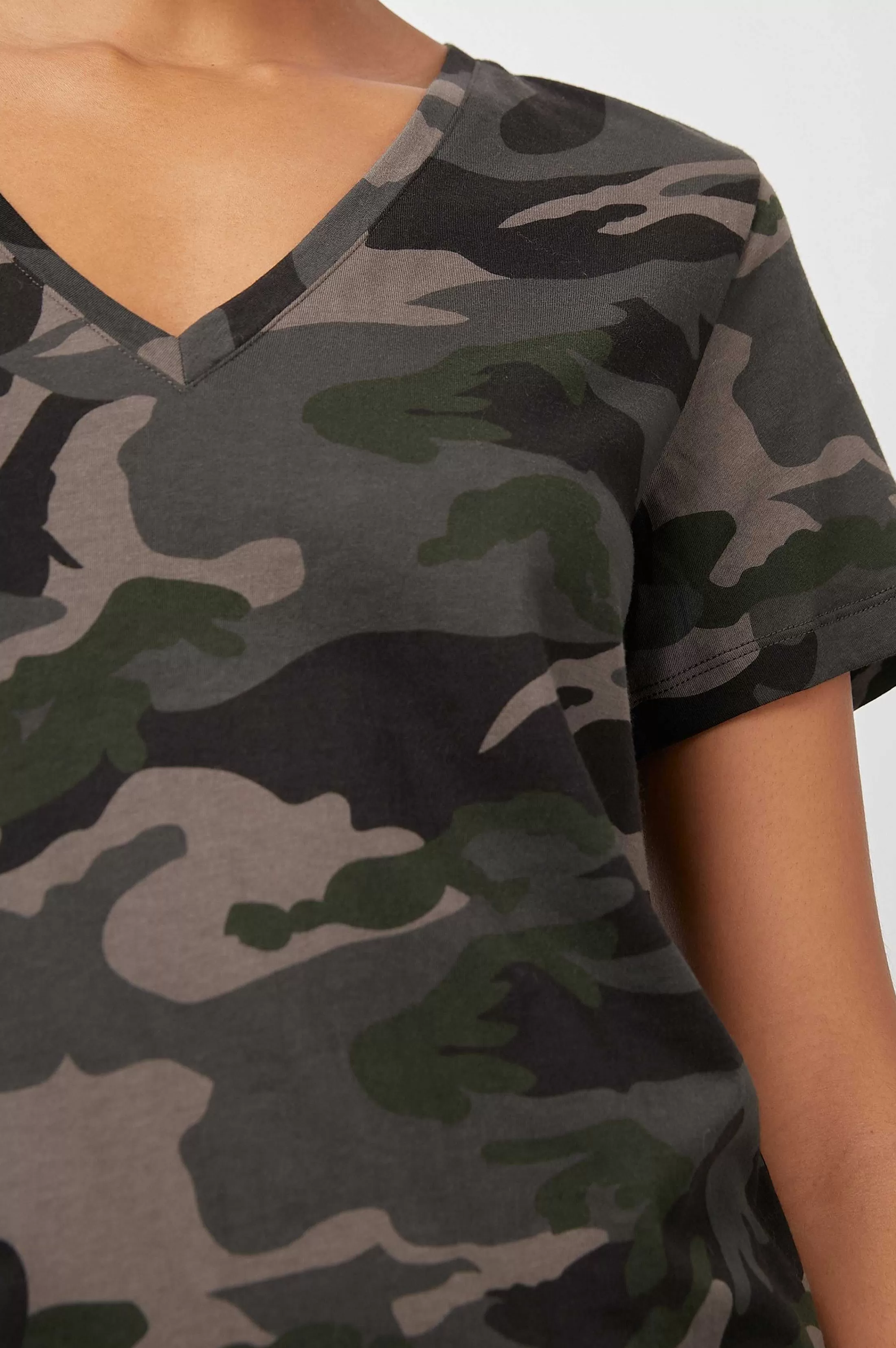 Bovenkanten-Rails Het Cara T-Shirt Met V-Hals - Bos Camo